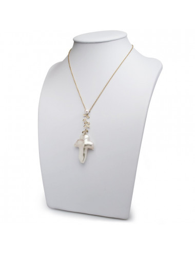 Złoty łańcuszek z wisiorem z listkami zdobionymi diamentami, zwieńczonym białą perłą o barokowym kształcie krzyża LANB253G