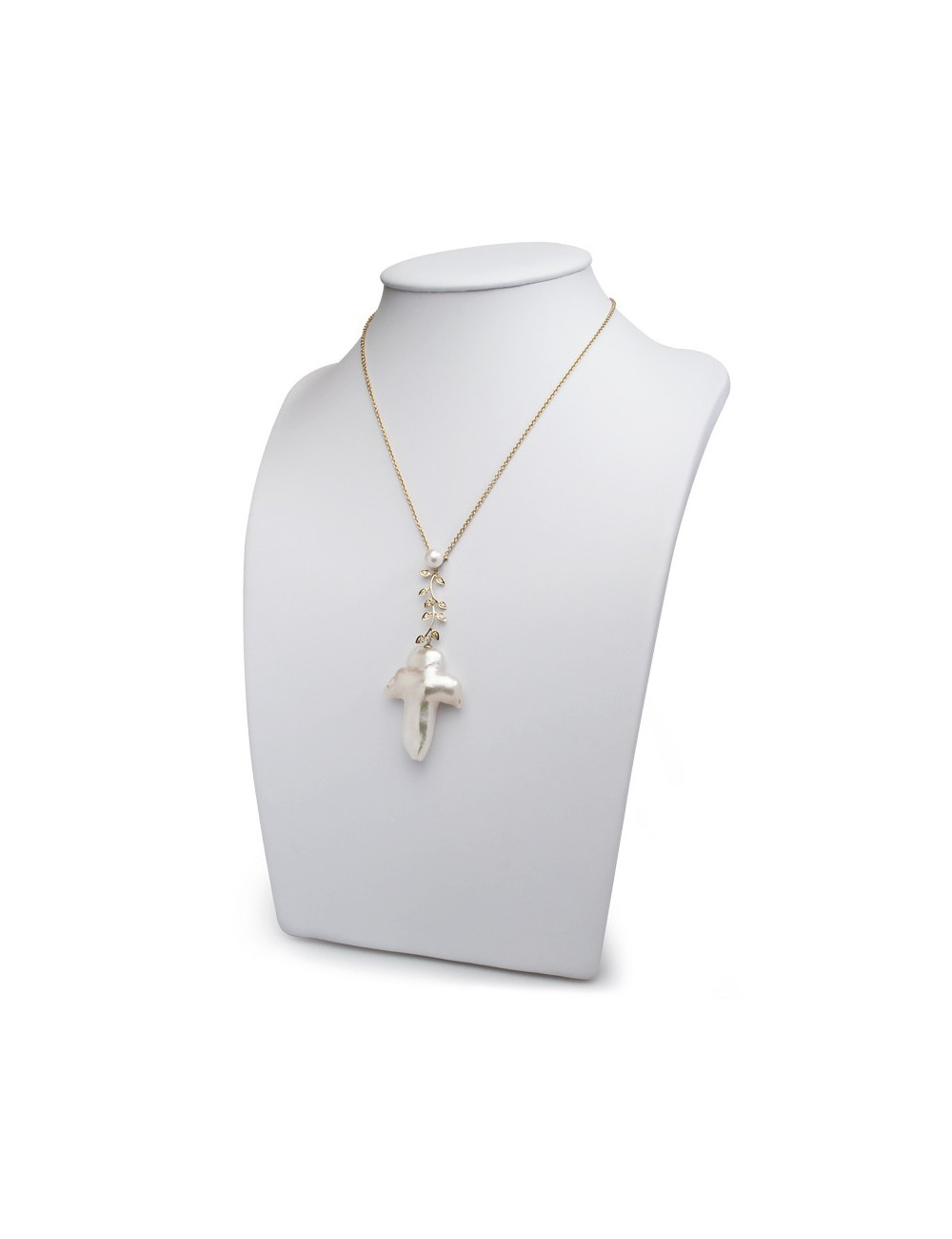 Złoty łańcuszek z wisiorem z listkami zdobionymi diamentami, zwieńczonym białą perłą o barokowym kształcie krzyża LANB253G
