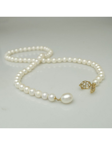 Necklace of white round pearls with gold snap clasp in the shape of an openwork ball NO7580G