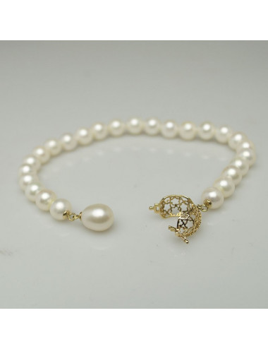 Bracelet of white round pearls with gold snap clasp in the shape of an openwork ball BO7580G