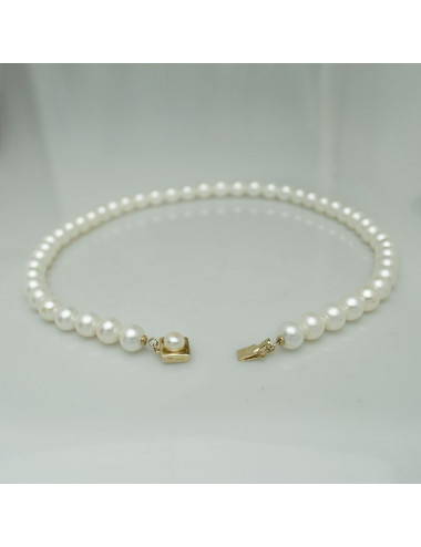 Naszyjnik z białych pereł o wysokim połysku, ze złotym zapięciem szufladkowym zdobionym mniejszą perłą NO8595G