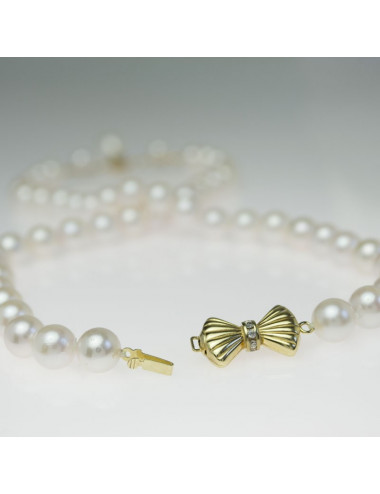 Naszyjnik z białych pereł Akoya ze złotą, ażurową zawieszką zdobioną diamentami i dużą perłą słodkowodną NM6580G