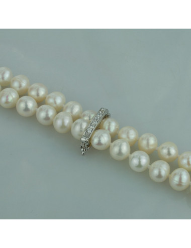 Sznur z białych pereł owalnych, z delikatną spinką zdobioną cyrkoniami, która łączy 2 rzędy pereł P899