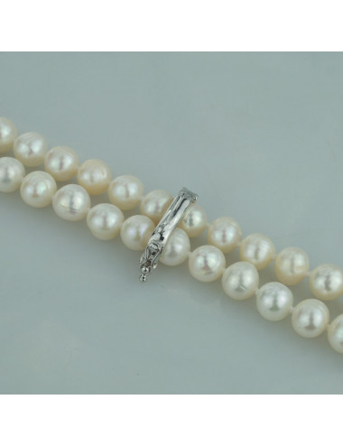 Sznur z białych pereł owalnych, z delikatną srebrną zapinką, która łączy 2 rzędy pereł P886