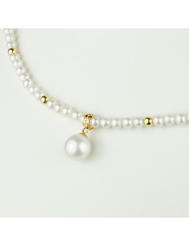 Naszyjnik z drobnych, białych pereł i złotych elementów, z ażurową zawieszką z dużą okrągłą perłą NO34KuG