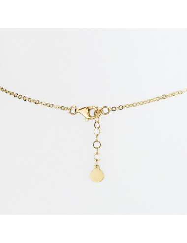 Złoty łańcuszek z 10 okrągłymi blaszkami i obręczą, na której zawieszona jest biała, owalna perła słodkowodna LAN1190G