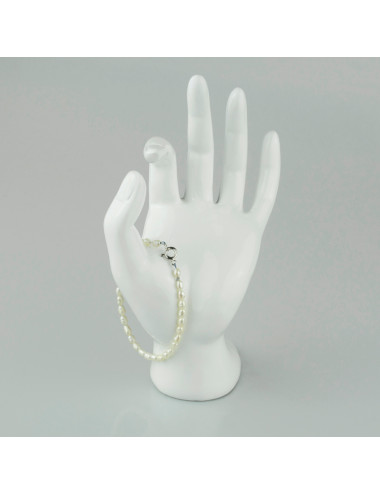 Bransoletka z białych, niewielkich barokowych pereł o delikatnym połysku, ze srebrnym zapięciem federing Br3040S