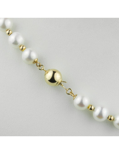 Naszyjnik z naprzemiennie nawleczonych białych pereł słodkowodnych oraz złotych kuleczek N089G3