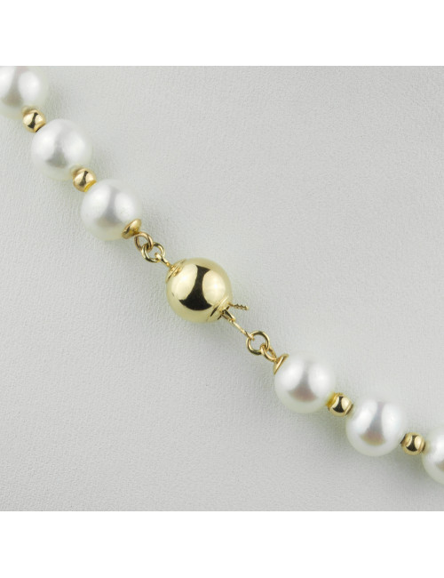 Naszyjnik z naprzemiennie nawleczonych białych pereł słodkowodnych oraz złotych kuleczek N089G3