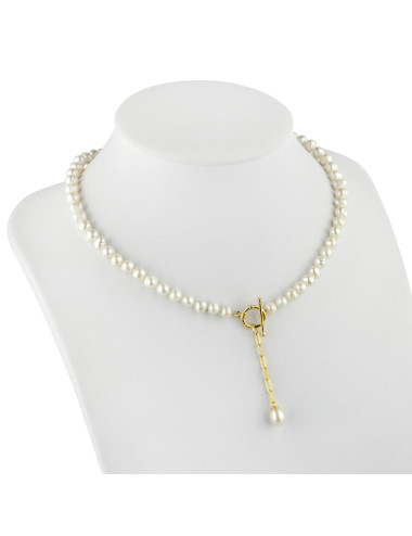 Naszyjnik z białych pereł i pozłacanego przekładanego zapięcia z przywieszonym łańcuszkiem zdobionym owalną perłą N6070GPLAN