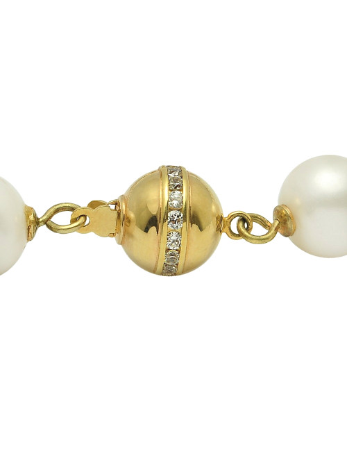 Naszyjnik z dużych białych pereł ze złotym zapięciem-kulką zdobioną cyrkoniami N01011GCZ3