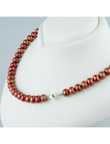 Naszyjnik z pereł o 3/4 okrągłym kształcie i ciepłobrązowej barwie, ze srebrnym zapięciem karabińczyk NG8090S