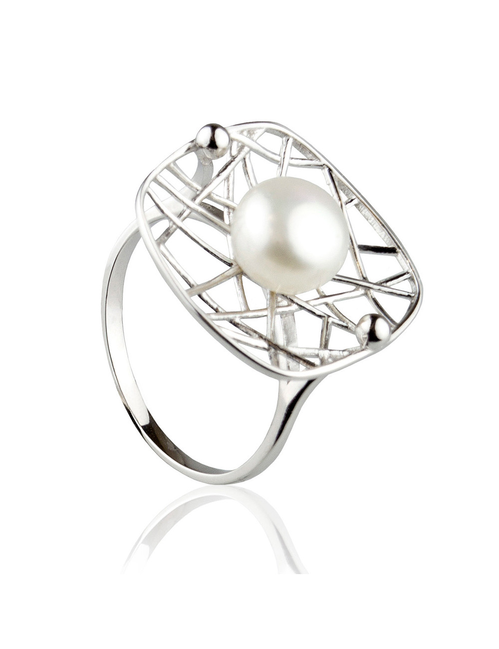Srebrny pierścionek z ażurowym koszyczkiem, na którym umieszczona jest 3/4 okrągła biała perła RA8595S