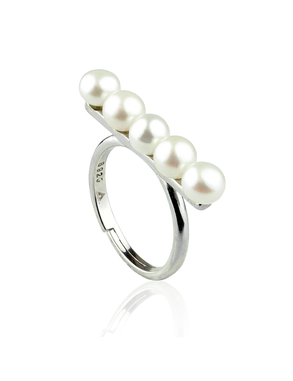 Srebrny pierścionek z podłużną blaszką, na której umieszczone jest pięć białych pereł o 3/4 okrągłym kształcie RR5055S
