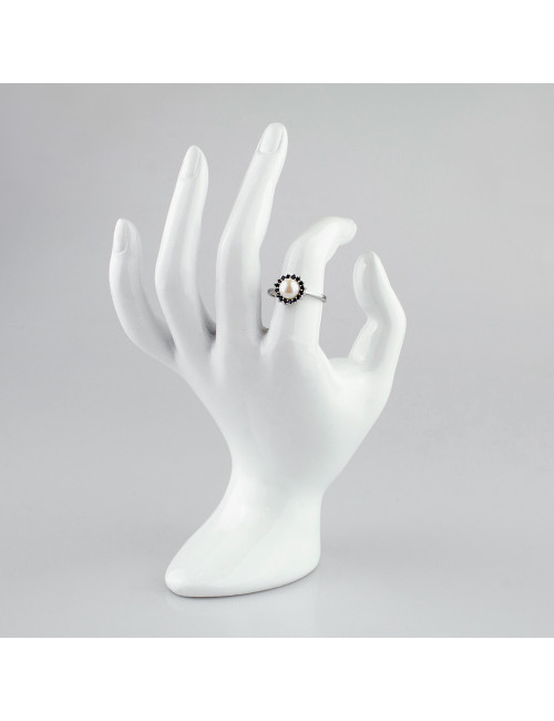 Srebrny pierścionek z białą perłą otoczoną czarnymi cyrkoniami RYA052S