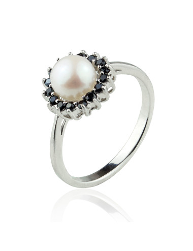 Srebrny pierścionek z białą perłą otoczoną czarnymi cyrkoniami RYA052S