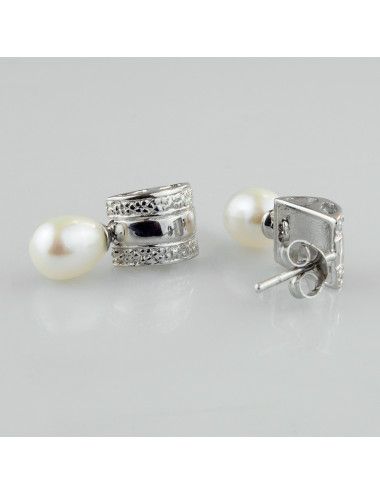 Kolczyki-sztyfty ze srebrnymi, zdobionymi żłobieniami blaszkami i białymi, owalnymi perłami ZIE0539S
