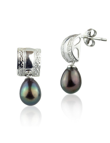 Kolczyki-sztyfty ze srebrnymi, zdobionymi żłobieniami blaszkami i ciemnymi, owalnymi perłami ZIE0539S