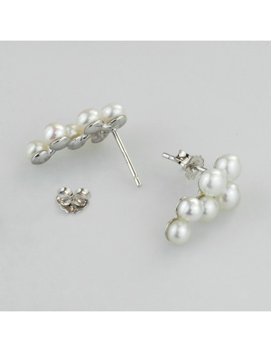 Srebrne kolczyki sztyfty z sześcioma połączonymi ze sobą białymi perłami KS34S