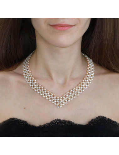 Necklace of small oval pearls: inner row of salmon pearls, other pearls white KOL01