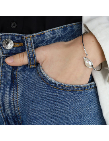 Silver circle bracelet with shimmering white baroque pearl BRKOL912SR