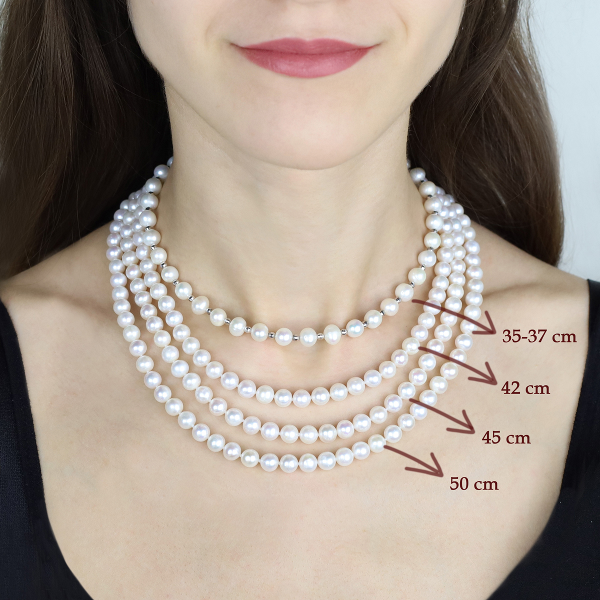 Porównanie długości klasycznych naszyjników perłowych na modelce (obwód szyi modelki 34cm)