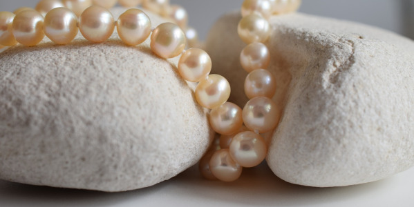 Jak nosić broszkę z perłami? Kompleksowy poradnik
